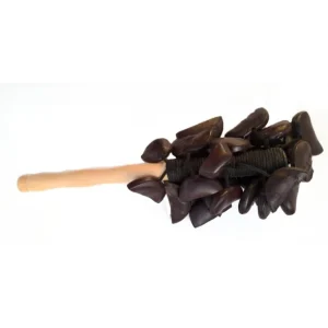 Crécelle sur manche avec grappe d‘entada petites graines - Roots Percussions Nouvelle Collection
